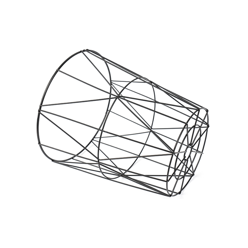 Černý kulatý odpadkový koš z drátěného pletiva do kanceláře a ložnice