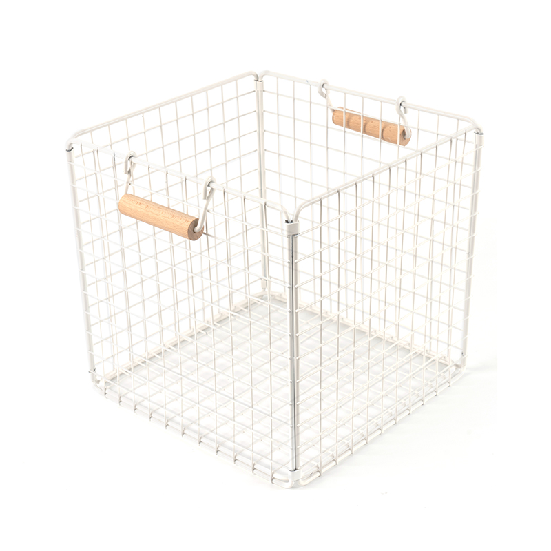 Drátěné úložné koše s dřevěnými držadly pro spíž