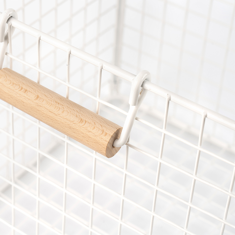 Drátěné úložné koše s dřevěnými držadly pro spíž