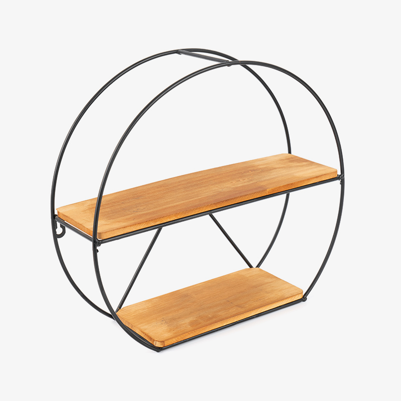 Zlatá nástěnná police a závěsný úložný koš do kuchyně