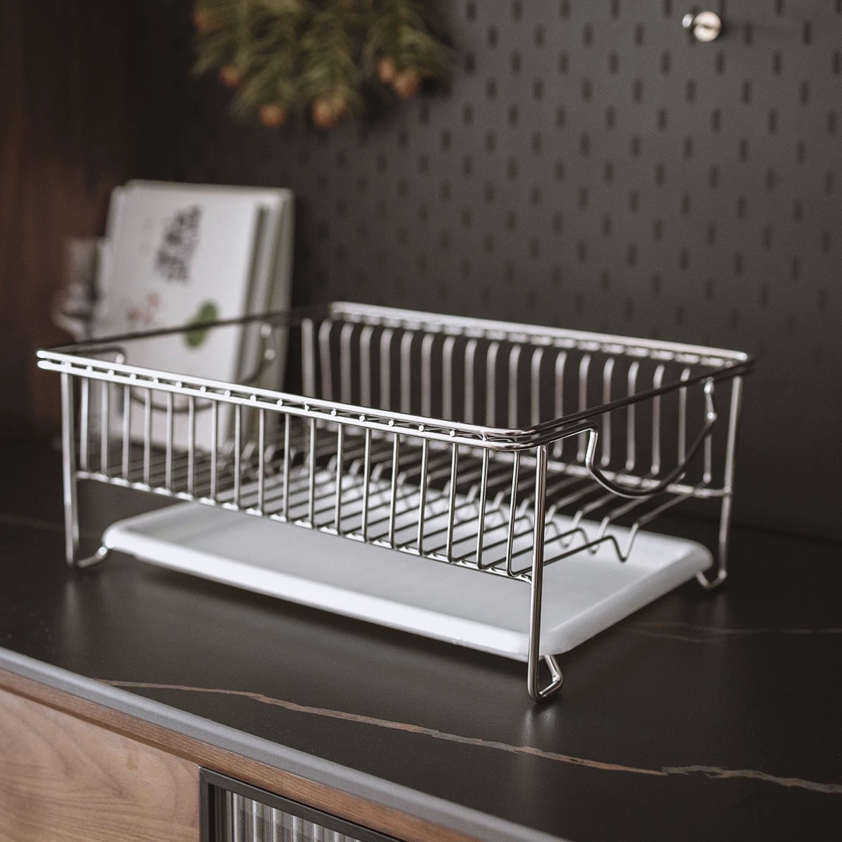 Jak se kovový domácí úložný stojan liší od dřevěného?